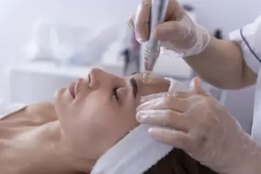 Jakie efekty daje mezoterapia bezigłowa na cerze wysuszonej przez wiatr i sól morską