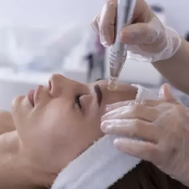 Jakie efekty daje mezoterapia bezigłowa na cerze wysuszonej przez wiatr i sól morską